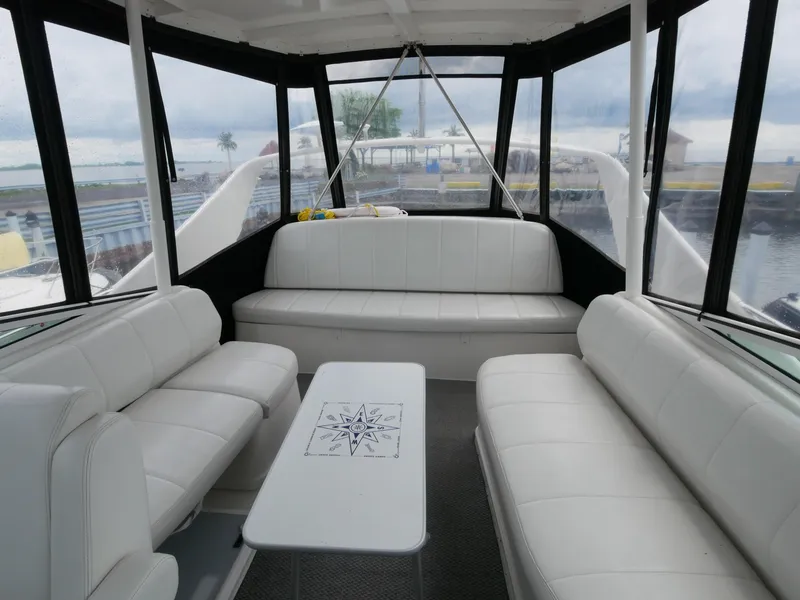 Slide: The Image of Das Bild zeigt den Innenraum eines Carver 360 Mariner von 2005 mit weißen Ledersofas. - 18