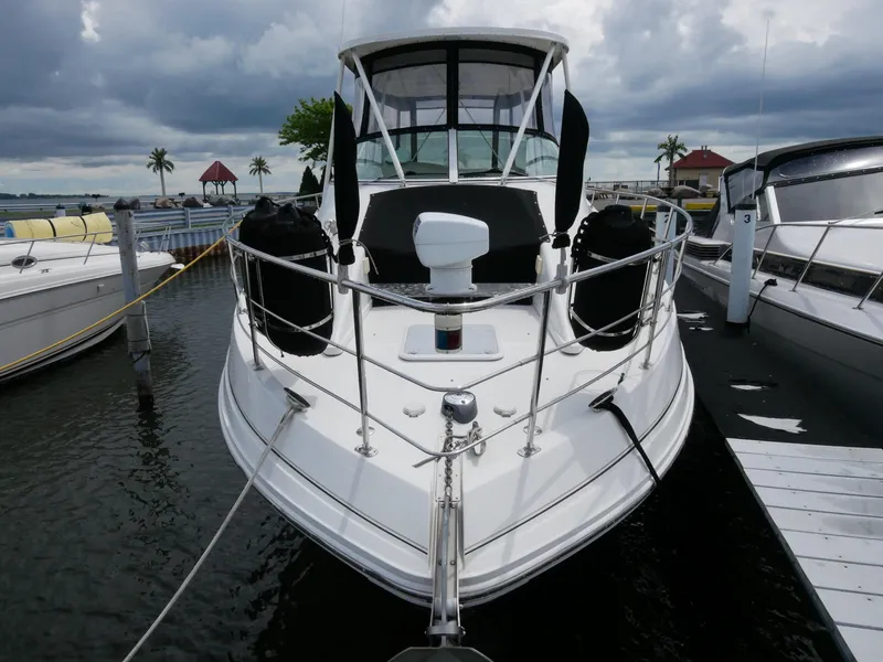 Slide: The Image of Die Carver 360 Mariner von 2005 liegt an einem Dock. Sie hat ein geräumiges Vorderdeck und eine überdachte Flybridge. - 3