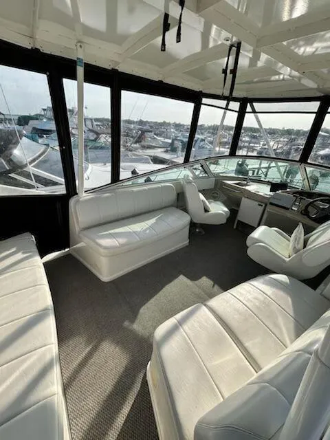 Slide: The Image of Das Bild zeigt das Cockpit einer Carver 360 Mariner von 2005 mit weißen Ledersitzen. - 15