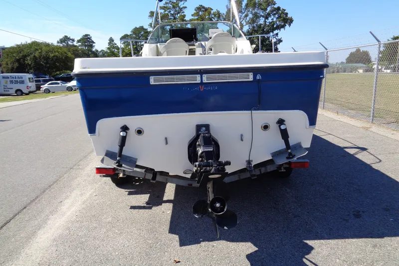 Slide: The Image of 2007 Bayliner 2052 Trophy Walkaround DX/LX boat, rear view on a sunny day. - 7