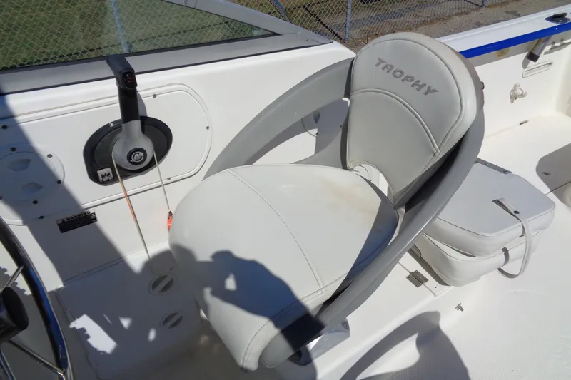Slide: The Image of 2007 Bayliner 2052 Trophy Walkaround DX/LX boat seat and control panel. - 19