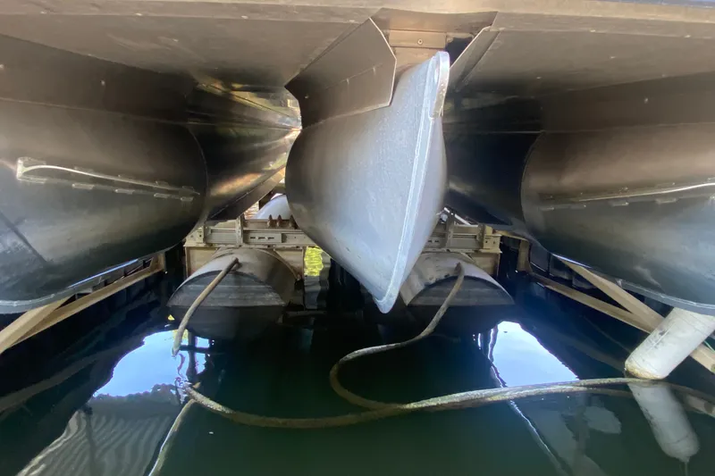 Slide: The Image of Underneath view of 2023 Barletta Lusso 25UCA pontoon boat in water. - 41
