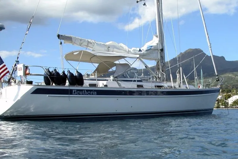 The Image of Eine Hallberg-Rassy 43 Segelyacht von 2005 auf ruhigem Wasser mit Bergen im Hintergrund. - 0