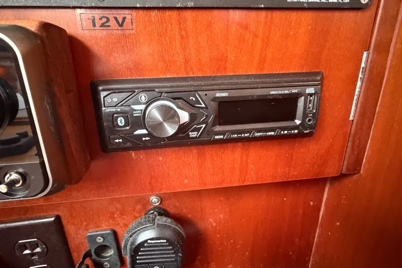 Slide: The Image of Audio system on a 2003 Beneteau Oceanis 393 yacht, featuring a Jensen media player. - 19