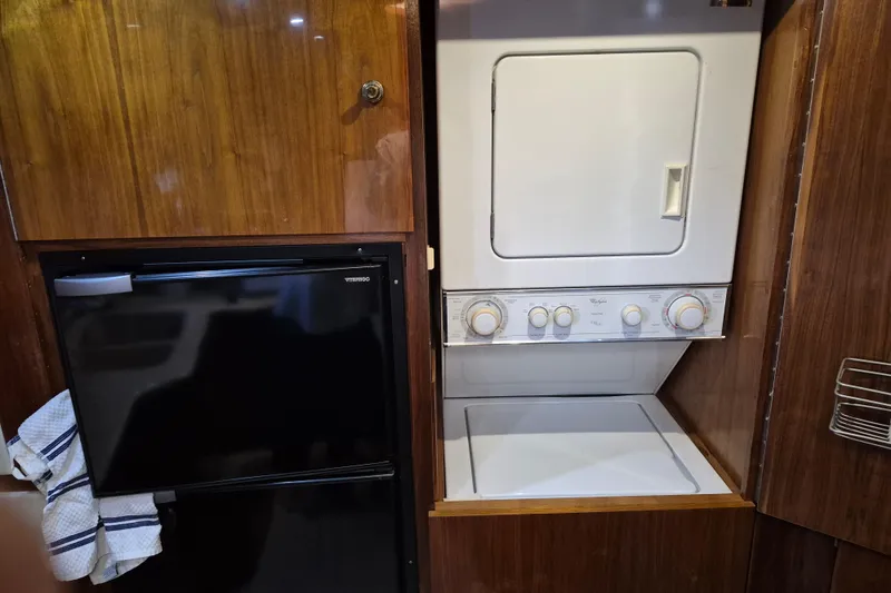 Slide: The Image of Interieur van de Navigator Californian Veneti 2003 met wasmachine en koelkast. - 33