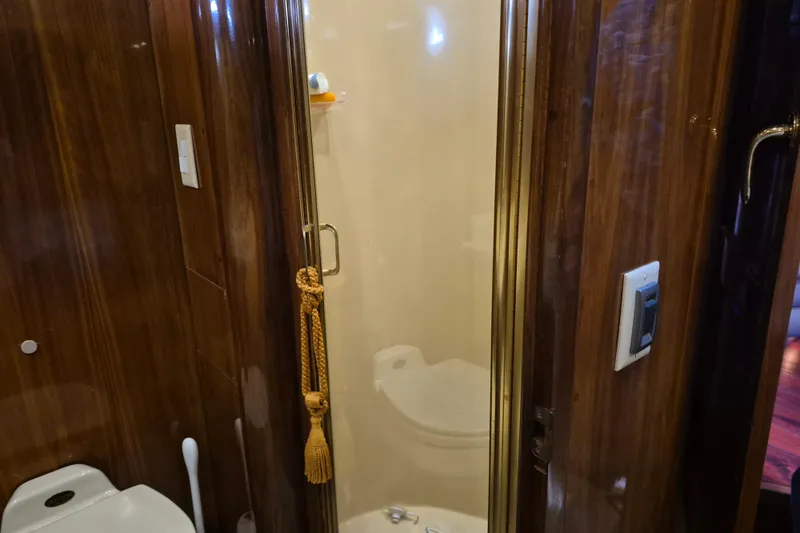 Slide: The Image of Luxuriöses Badezimmer im Navigator Californian Veneti 2003 Yacht. - 29