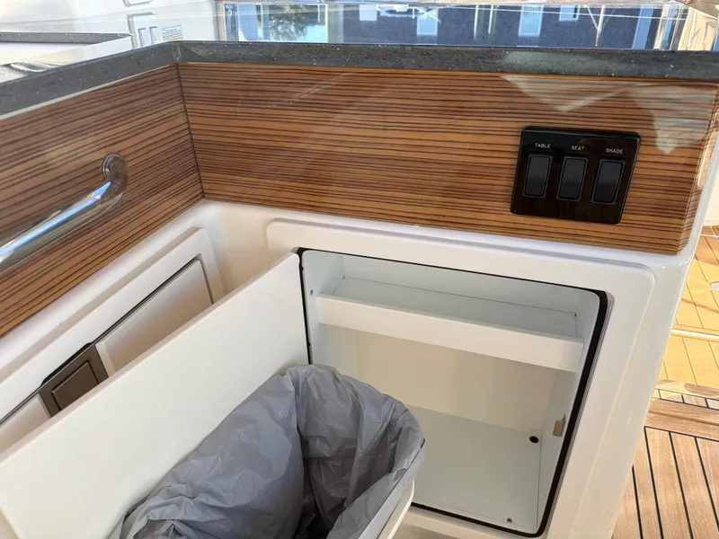 Slide: The Image of Boston Whaler 405 Conquest 2024 - 51