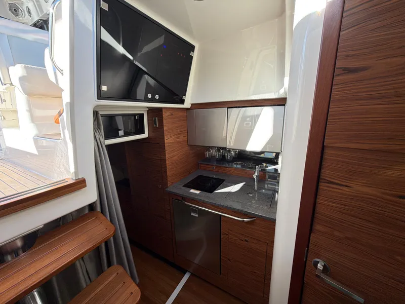Slide: The Image of Boston Whaler 405 Conquest 2024 - 62