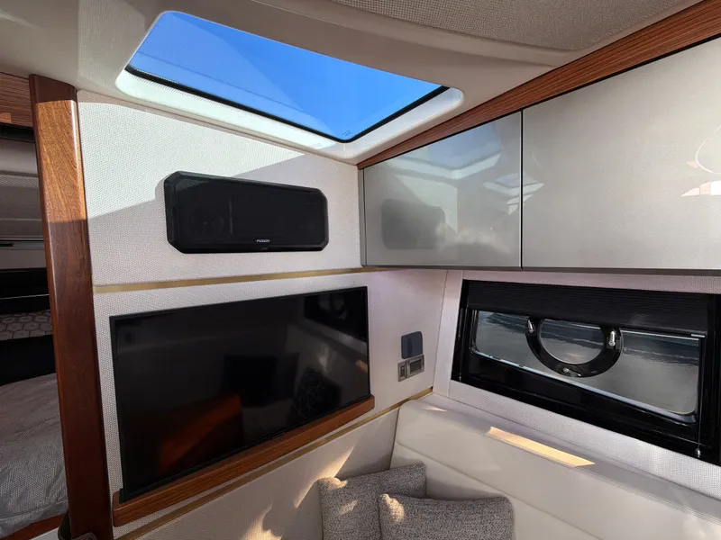 Slide: The Image of Boston Whaler 405 Conquest 2024 - 77