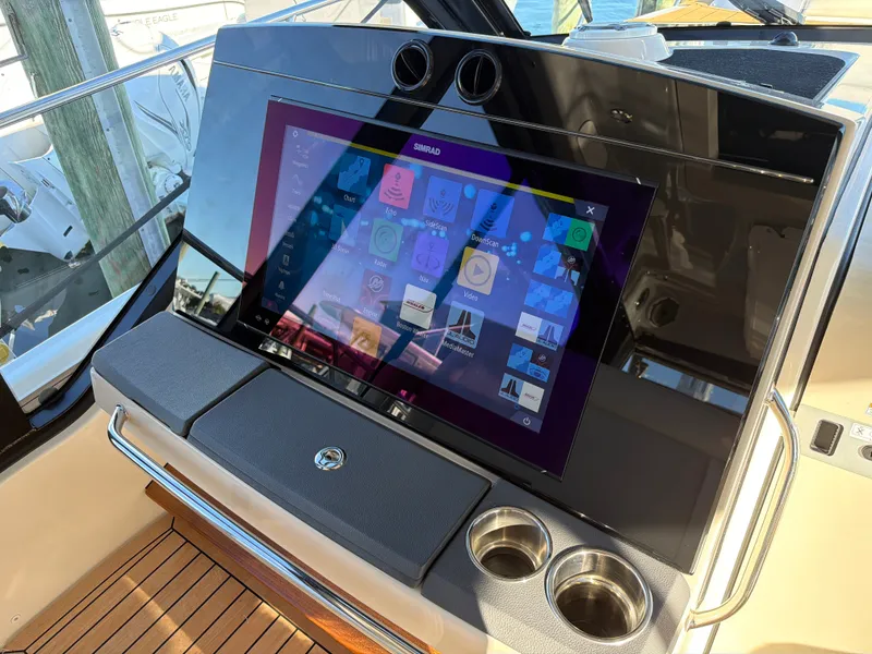 Slide: The Image of Boston Whaler 405 Conquest 2024 - 59