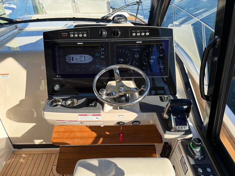 Slide: The Image of Boston Whaler 405 Conquest 2024 - 55