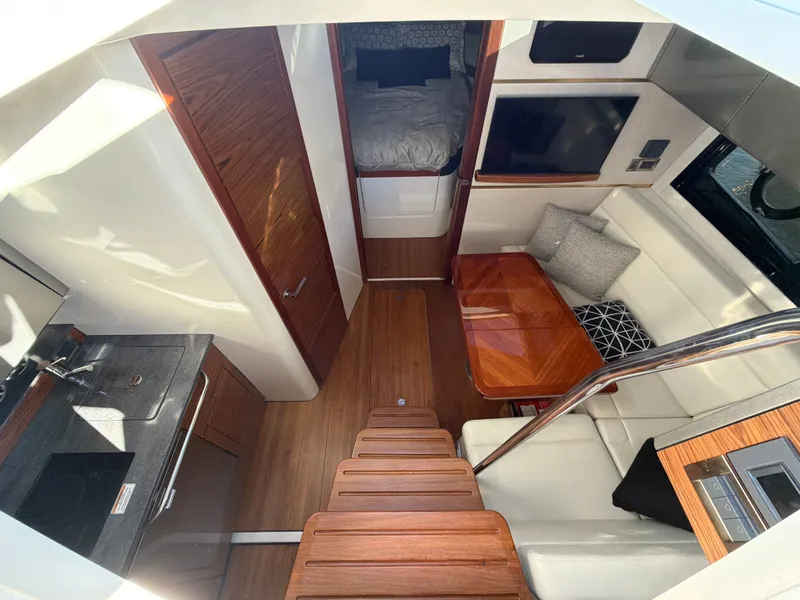 Slide: The Image of Boston Whaler 405 Conquest 2024 - 61