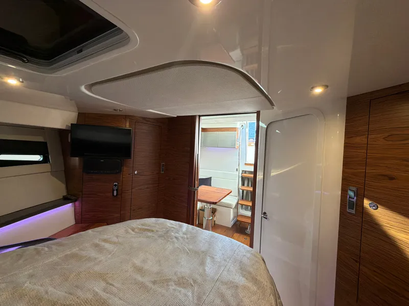 Slide: The Image of Boston Whaler 405 Conquest 2024 - 69