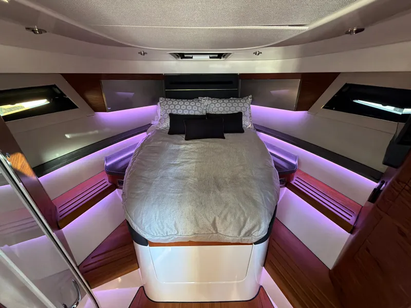 Slide: The Image of Boston Whaler 405 Conquest 2024 - 67