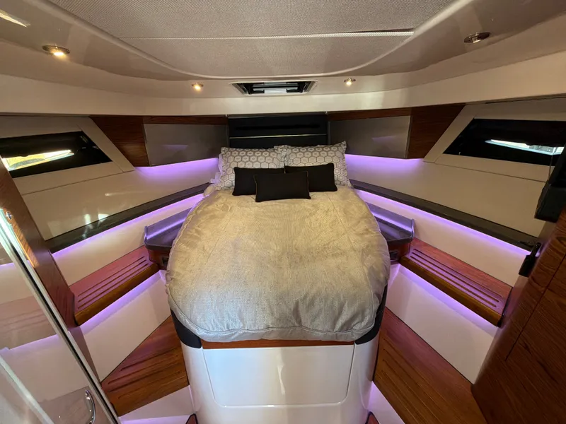 Slide: The Image of Boston Whaler 405 Conquest 2024 - 68