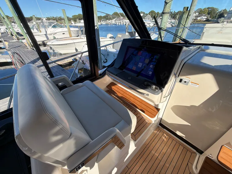 Slide: The Image of Boston Whaler 405 Conquest 2024 - 52