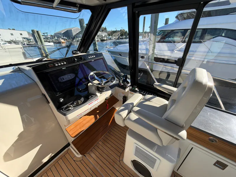 Slide: The Image of Boston Whaler 405 Conquest 2024 - 53