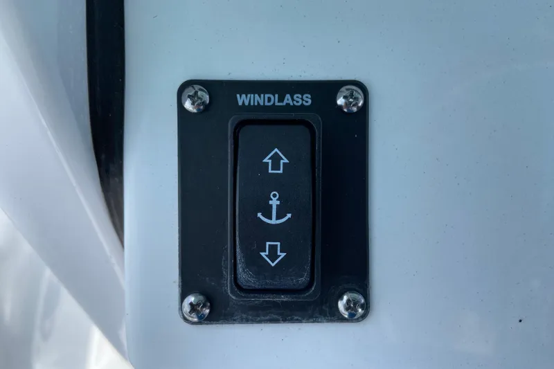Slide: The Image of Interrupteur de guindeau sur Sportsman Heritage 231 Center Console 2026. - 14