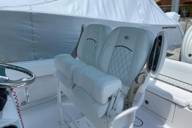 Slide: The Image of Sitze des Sportsman Heritage 231 Center Console Bootes 2026. - 15