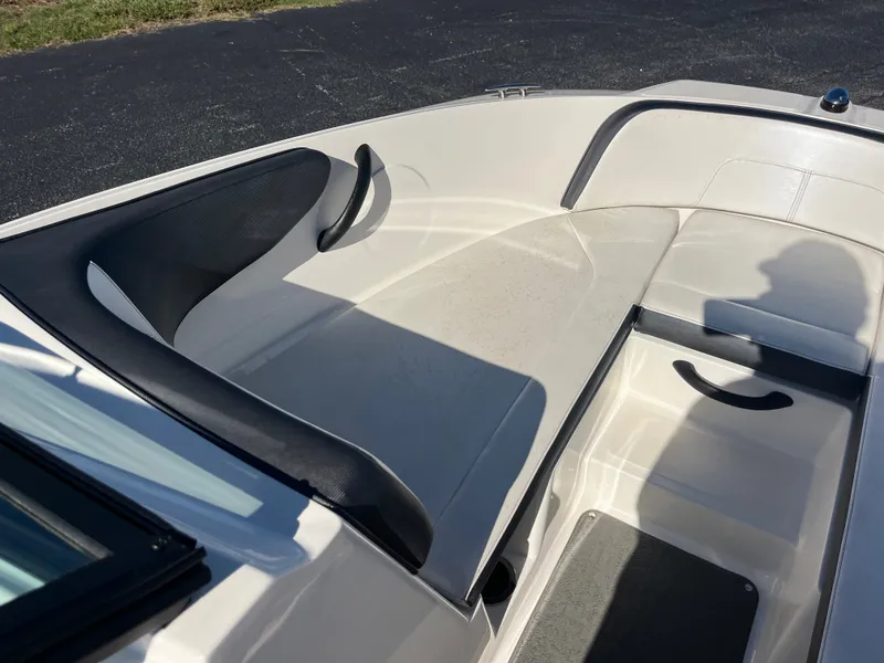 Slide: The Image of Sea Ray 190 Sport 2016 - 11