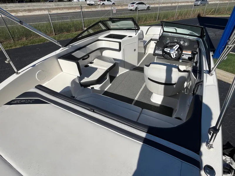 Slide: The Image of Sea Ray 190 Sport 2016 - 24