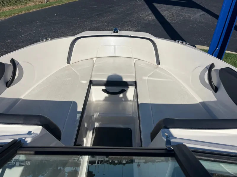 Slide: The Image of Sea Ray 190 Sport 2016 - 10