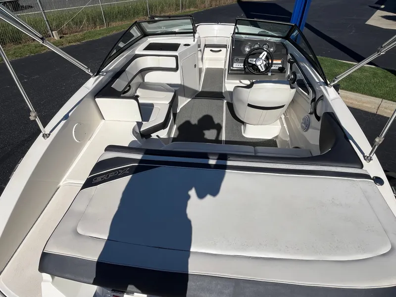 Slide: The Image of Sea Ray 190 Sport 2016 - 23