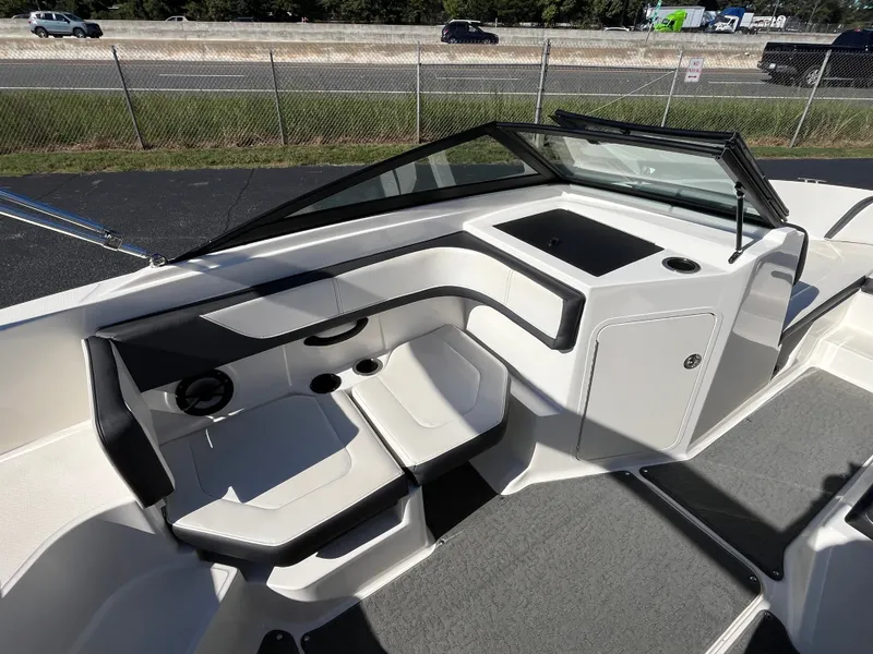 Slide: The Image of Sea Ray 190 Sport 2016 - 16