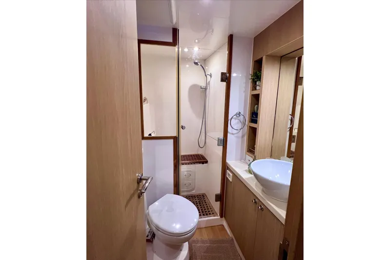 Slide: The Image of Badezimmer der Aquila 44 Yacht 2020 mit Dusche und Waschbecken. - 28