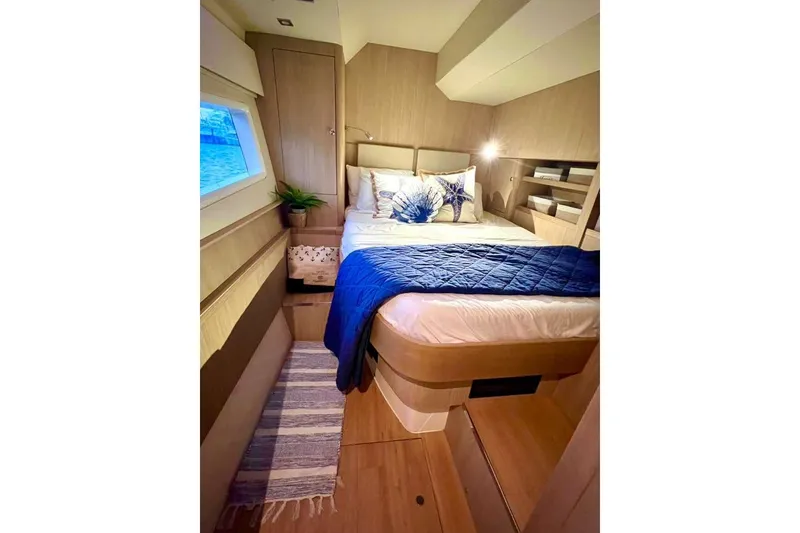 Slide: The Image of Intérieur du yacht Aquila 44 2020 avec chambre confortable. - 24