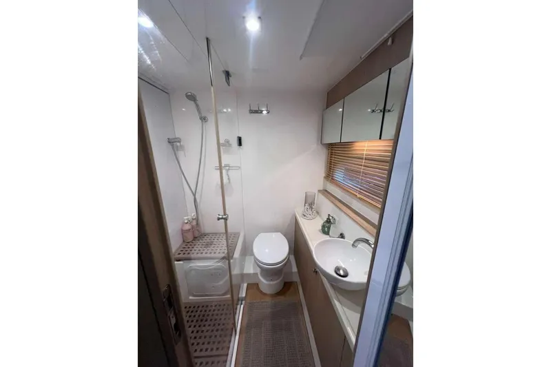 Slide: The Image of Moderne badkamer op een Aquila 44 Yacht uit 2020. - 25