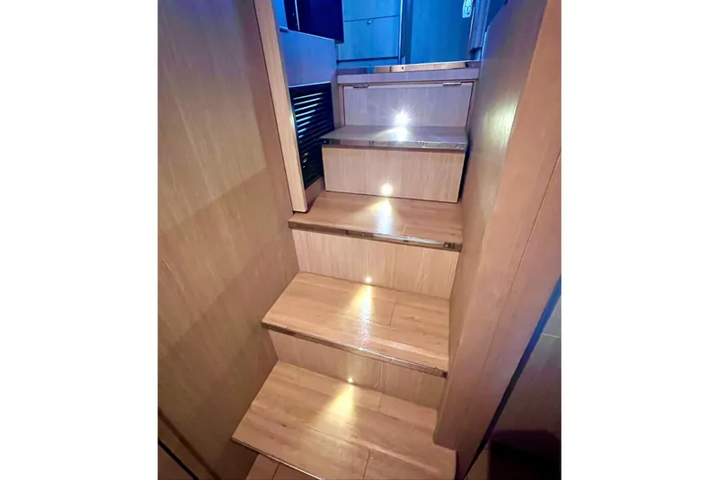 Slide: The Image of Escalier éclairé sur un yacht Aquila 44 de 2020. - 26