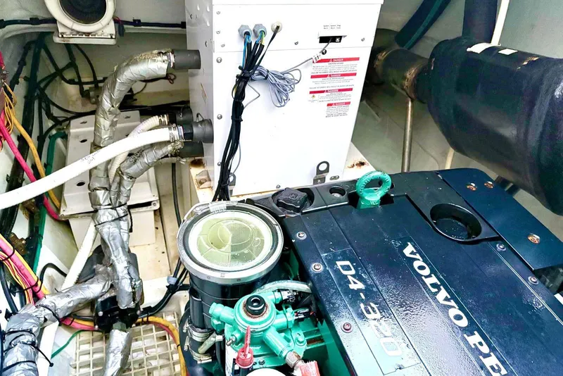 Slide: The Image of Motorraum der Aquila 44 Yacht 2020 mit Volvo Penta Motor. - 18