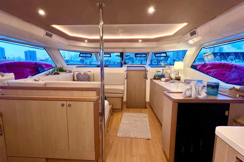 Slide: The Image of Interni dello yacht Aquila 44 2020 con arredi moderni. - 23