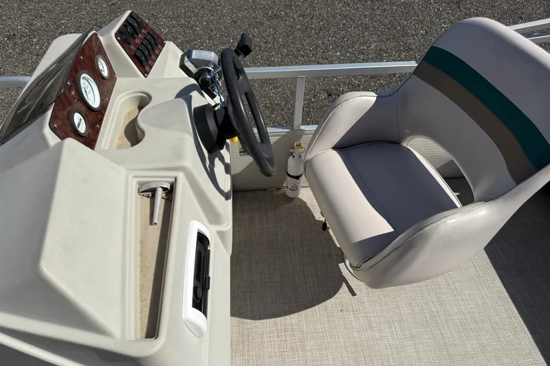 Slide: The Image of 1997 Sweetwater 24es boat helm with steering wheel and captain's chair. - 3