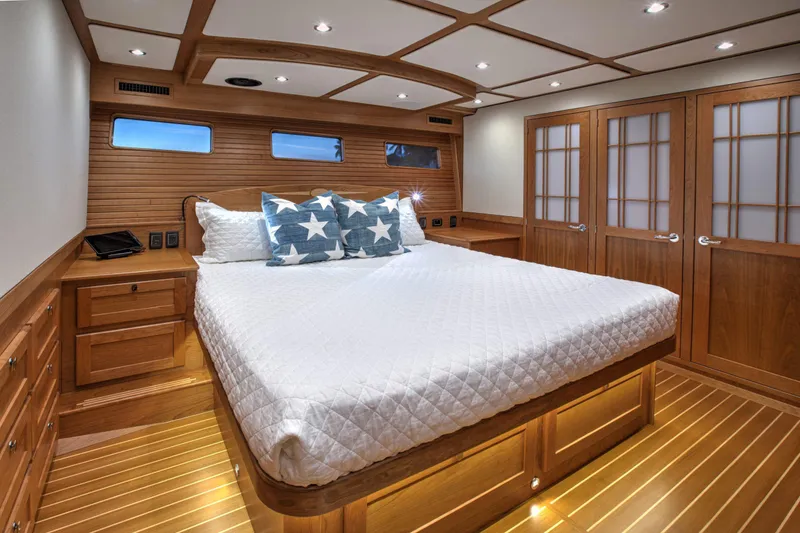Slide: The Image of La cabina del Sabre 58 Salon Express 2026 presenta paneles de madera elegantes y una cama grande. - 19