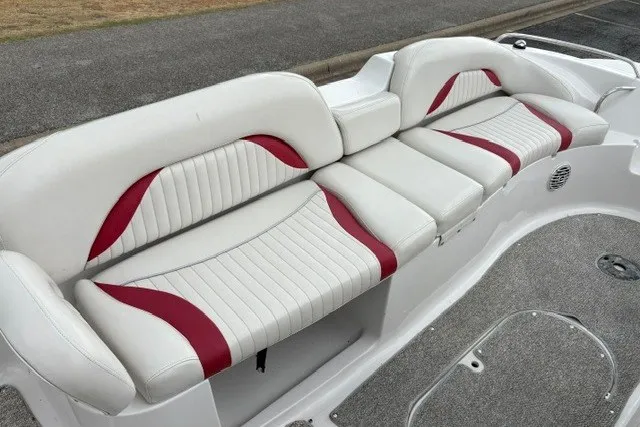 Slide: The Image of White and red seating on a 2012 Starcraft 2000 IO Limited boat. - 33