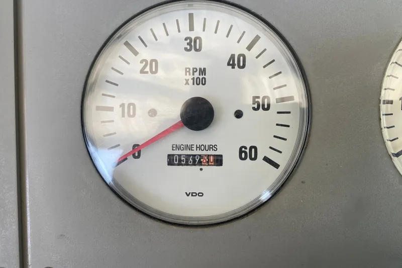 Slide: The Image of Tachometer of 2001 Formula 370 Super Sport showing 569 engine hours. - 21