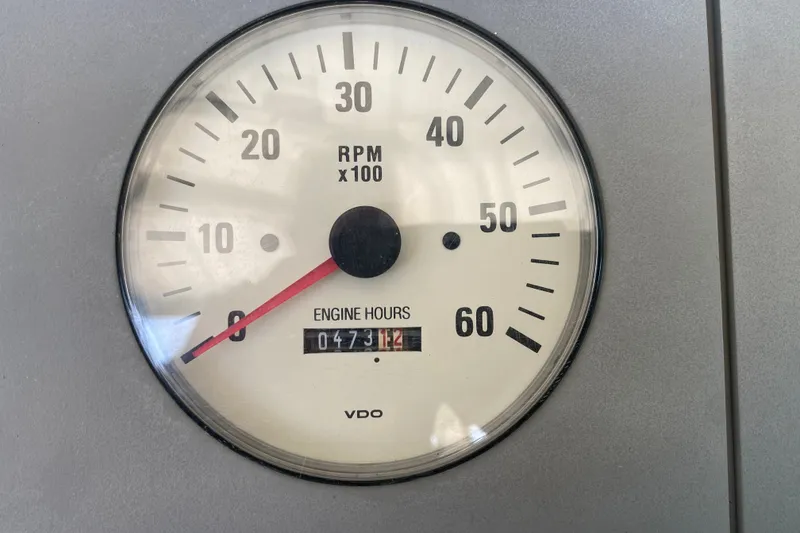 Slide: The Image of Tachometer of 2001 Formula 370 Super Sport showing 473 engine hours. - 22