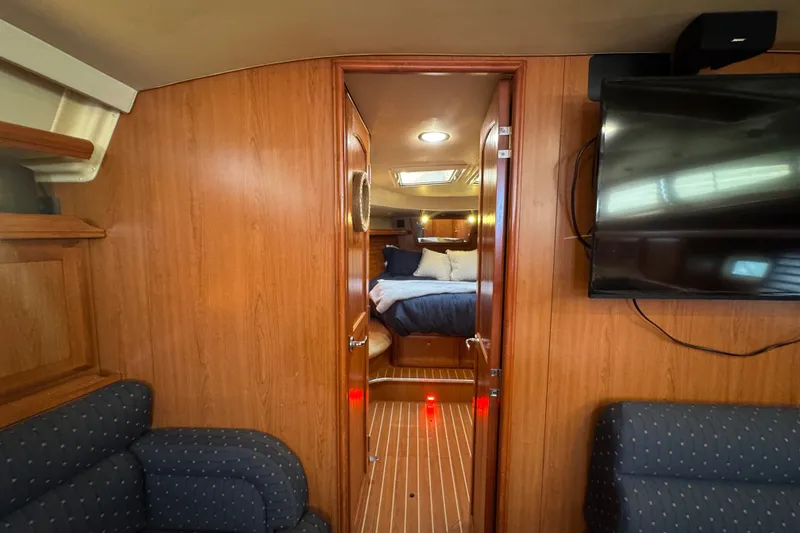 Slide: The Image of Interior of 2009 Hunter 49 yacht with cozy cabin and modern amenities. - 29