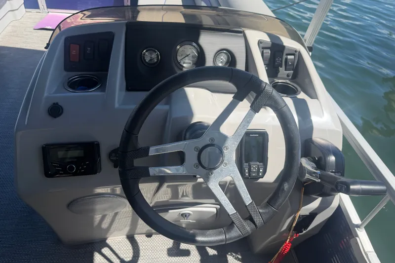 Slide: The Image of Steering console of a 2023 Bennington 20 SVL pontoon boat on water. - 8