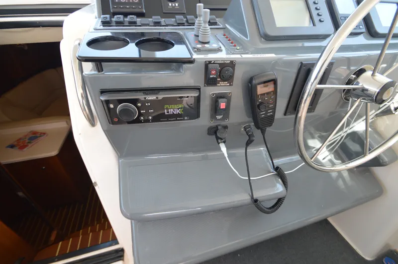 Slide: The Image of Tiara 4400 Sovran 2004 - 29