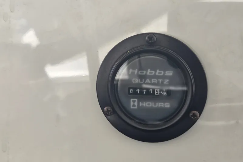 Slide: The Image of Hobbs quartz hour meter displaying 171.5 hours on a 2005 Cobalt 272. - 17