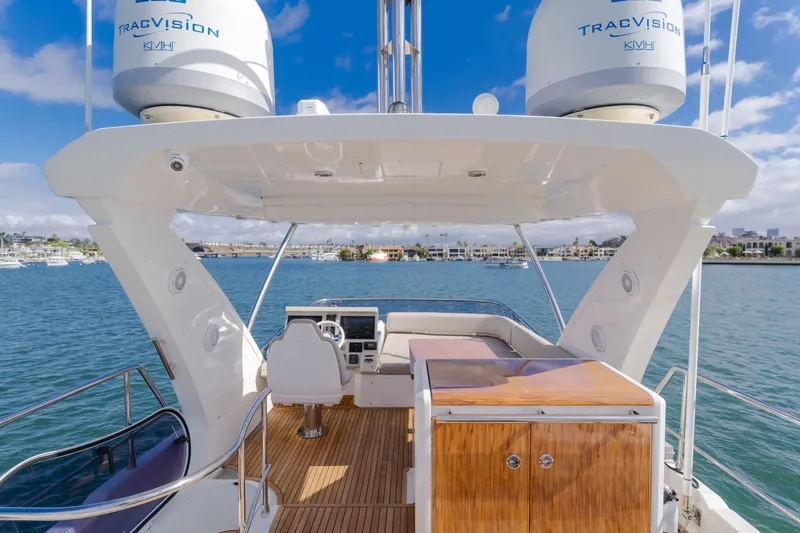 Slide: The Image of Azimut 50 Fly 2015 Yacht mit modernem Cockpit auf ruhigem Wasser. - 45