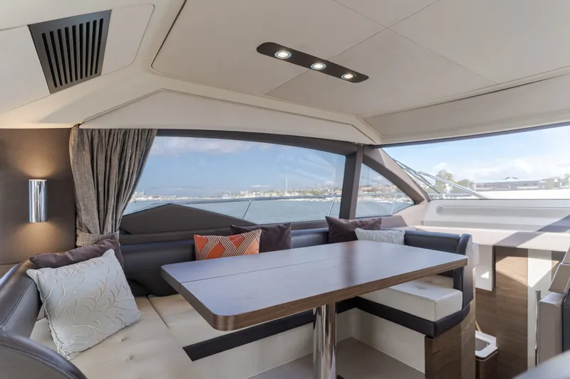 Slide: The Image of Innenraum der Azimut 50 Fly Yacht, Baujahr 2015, mit stilvollem Essbereich. - 25
