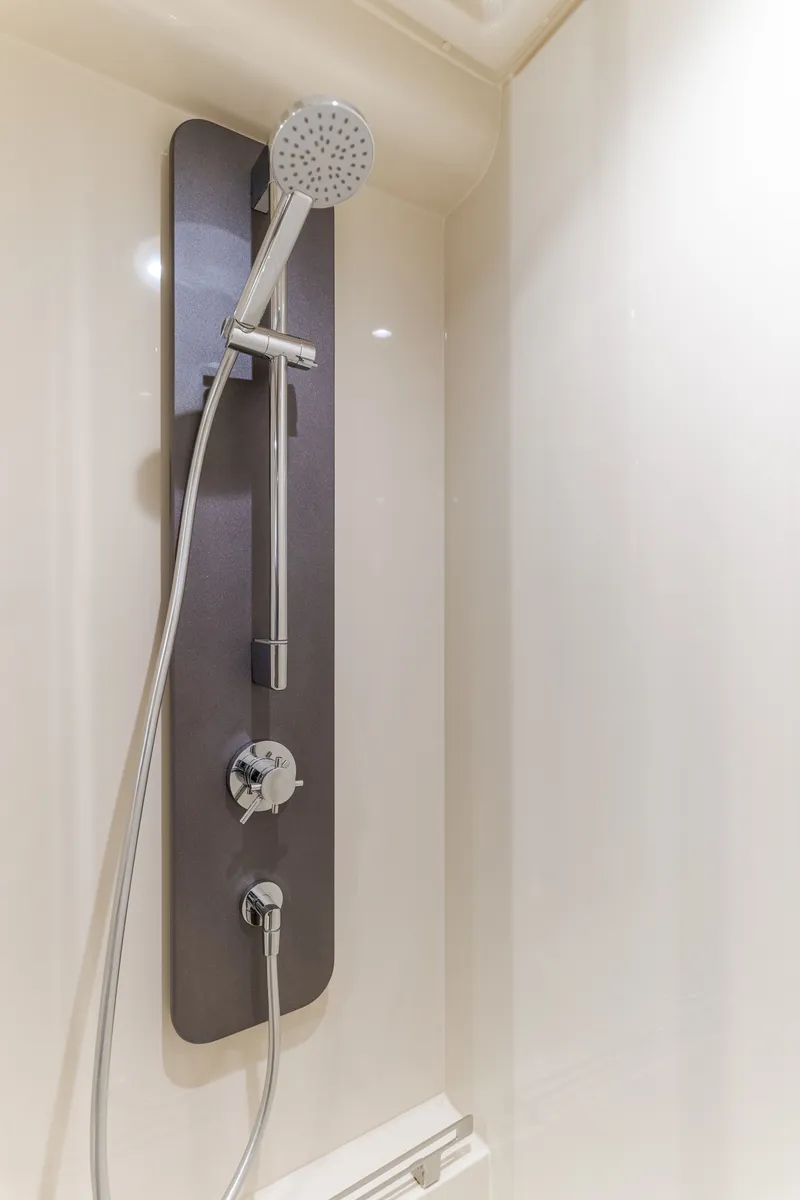 Slide: The Image of Ducha en el baño del yate Azimut 50 Fly 2015. - 35