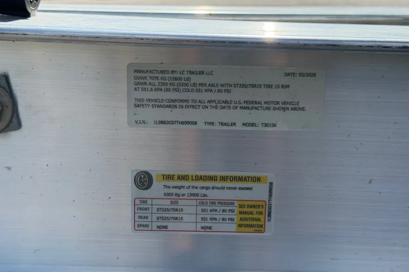 Slide: The Image of Label on trailer for 2025 Robalo R302 Center Console, detailing tire and loading information. - 92