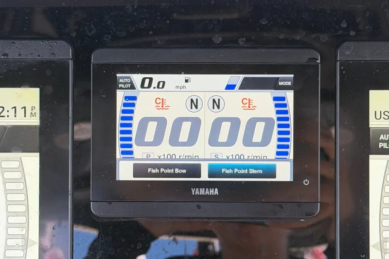 Slide: The Image of Yamaha display on 2025 Robalo R302 Center Console showing autopilot and speed settings. - 29