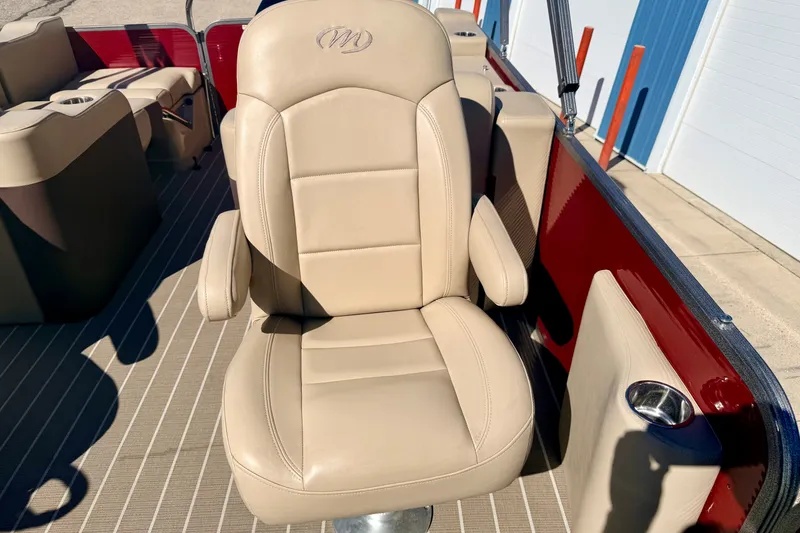 Slide: The Image of Beige captain's chair on 2021 Manitou 23 Oasis pontoon boat, featuring luxurious seating. - 61