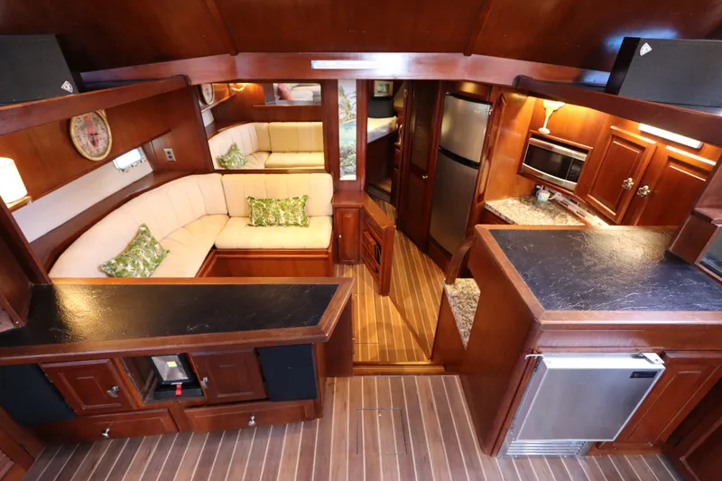 Slide: The Image of Innenraum der Viking 50 Cockpit Motor Yacht von 1985 mit eleganter Holzausstattung und gemütlichen Sitzbereichen. - 27